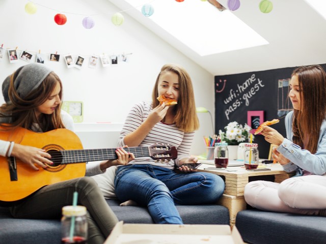 Manchester dil okulu gençler için tek kişi odada aile yani konaklama - Manchester Language School Family Accomodation for Teens